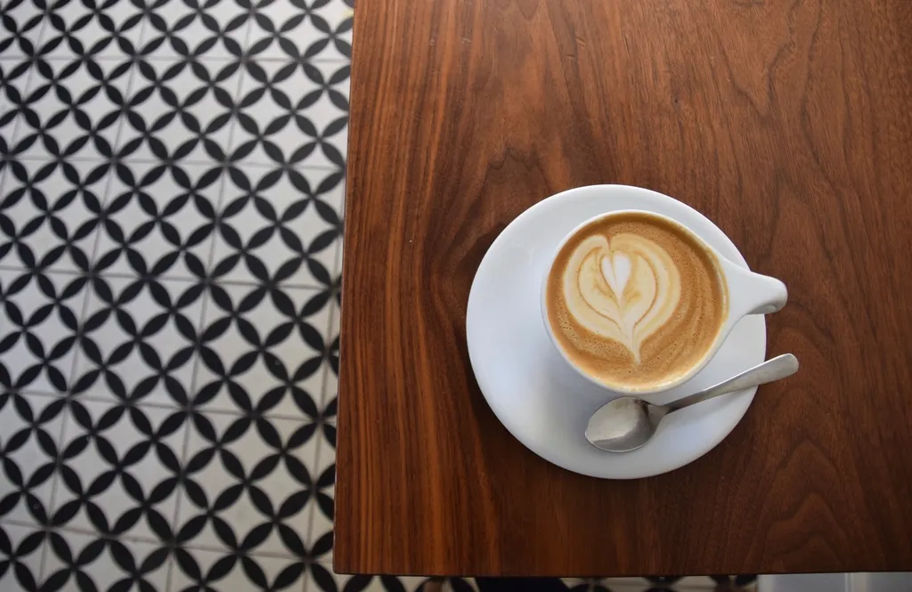 Taza de café sobre una mesa de madera